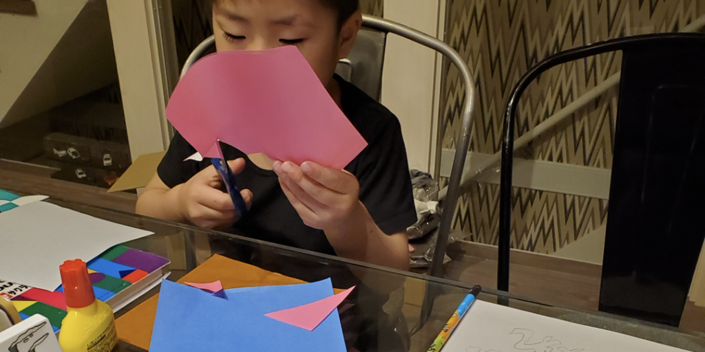 制作に没頭する子ども