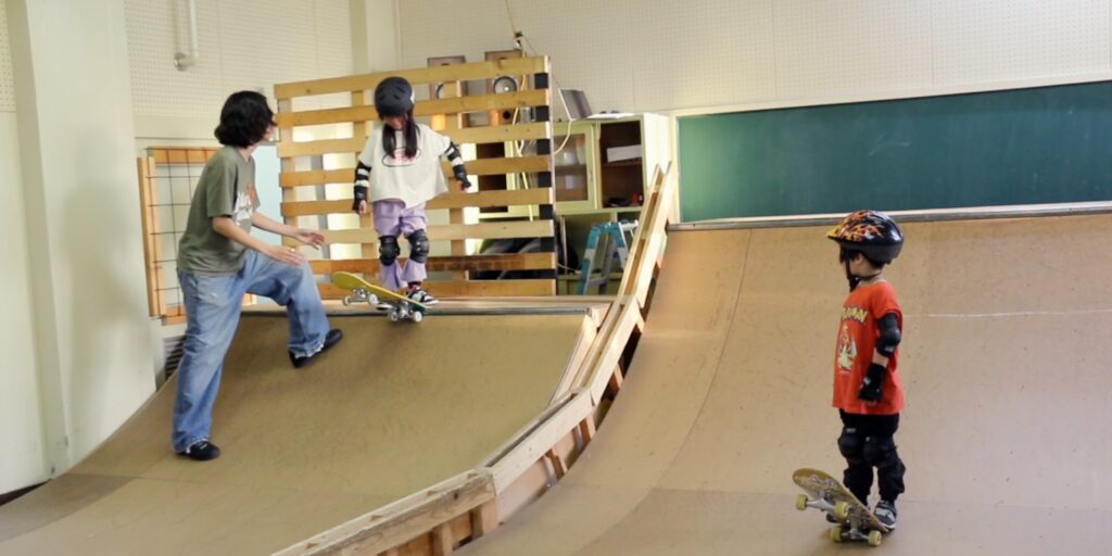 旧野田小学校の教室ミニランプでレッスンを受けるキッズスケーターたち