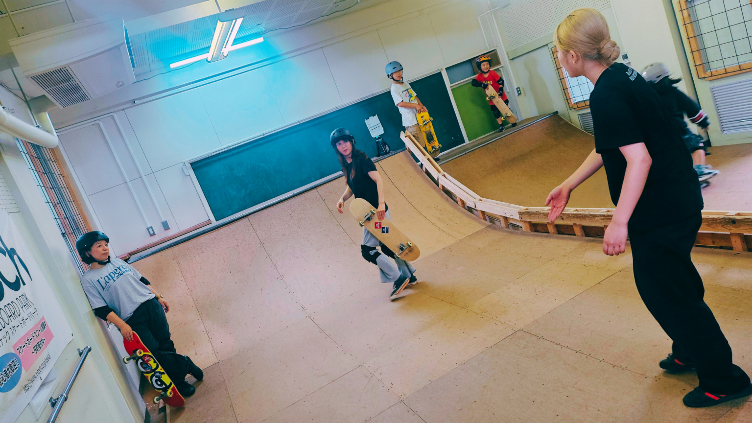 X-TECH SKATEBOARDING 屋内パークのランプでのスクール風景