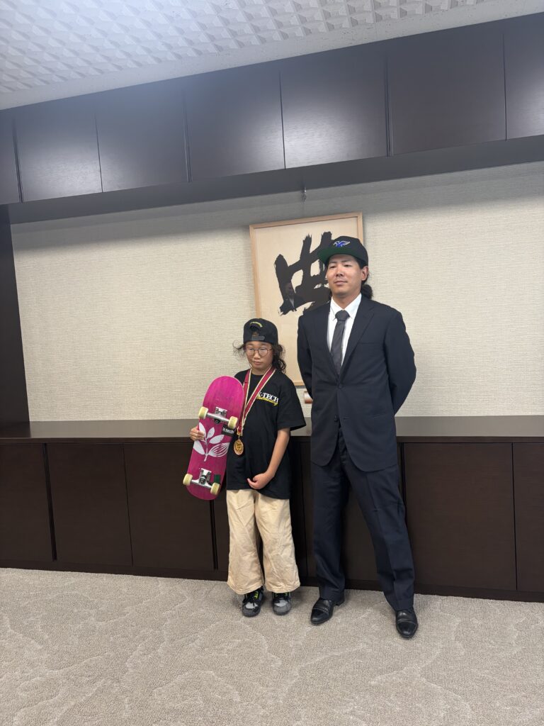 市長室で記念撮影する福井環介選手とX-TECHスタッフ