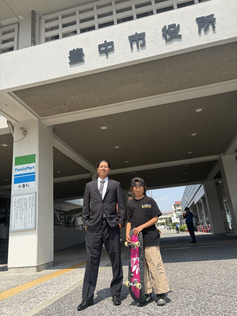 豊中市役所の前で。福井環介選手とX-TECHスタッフ