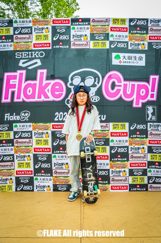 FLAKE CUP 2026のバックドロップ前でメダルを掛けて立つ福井環介選手(写真提供:FLAKE CUP)