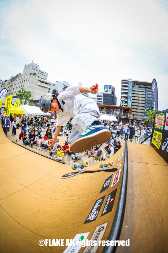 ランプでエアトリックを決める福井環介選手(写真提供:FLAKE CUP)