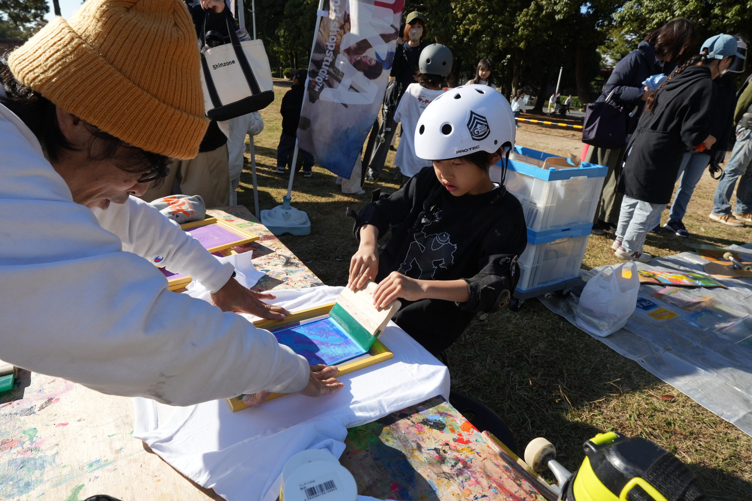 服部緑地スケートボードパークで滑る子ども（THE ART PARK IN TOYONAKA 2025）