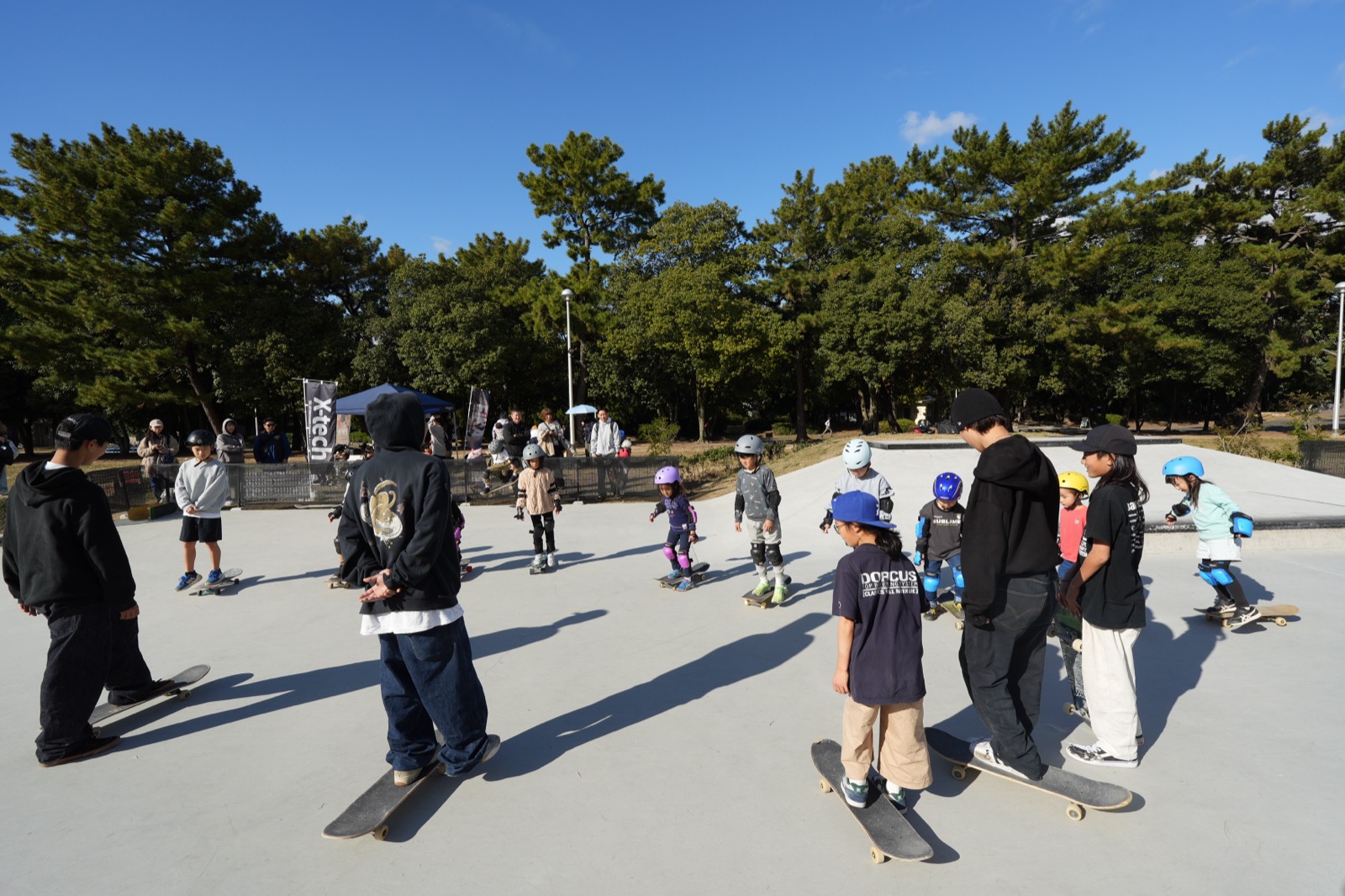 服部緑地スケートボードパークに集まった子どもたちと保護者