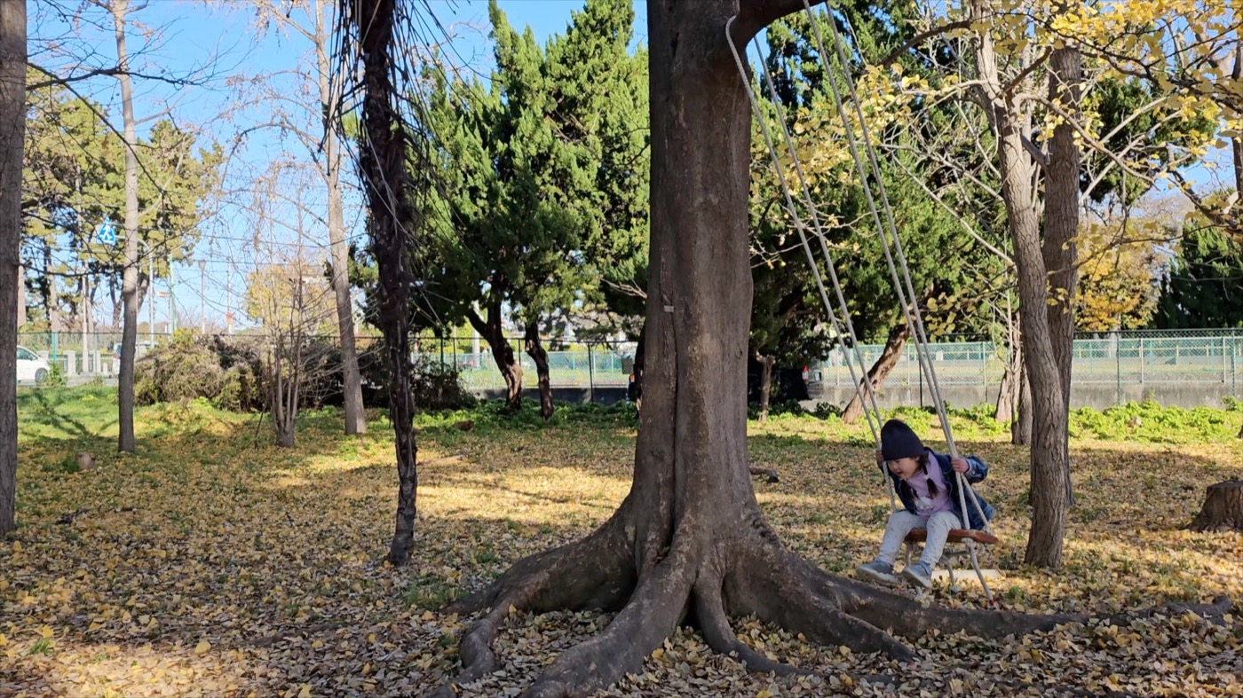 天竺のはらっぱで遊ぶ子ども
