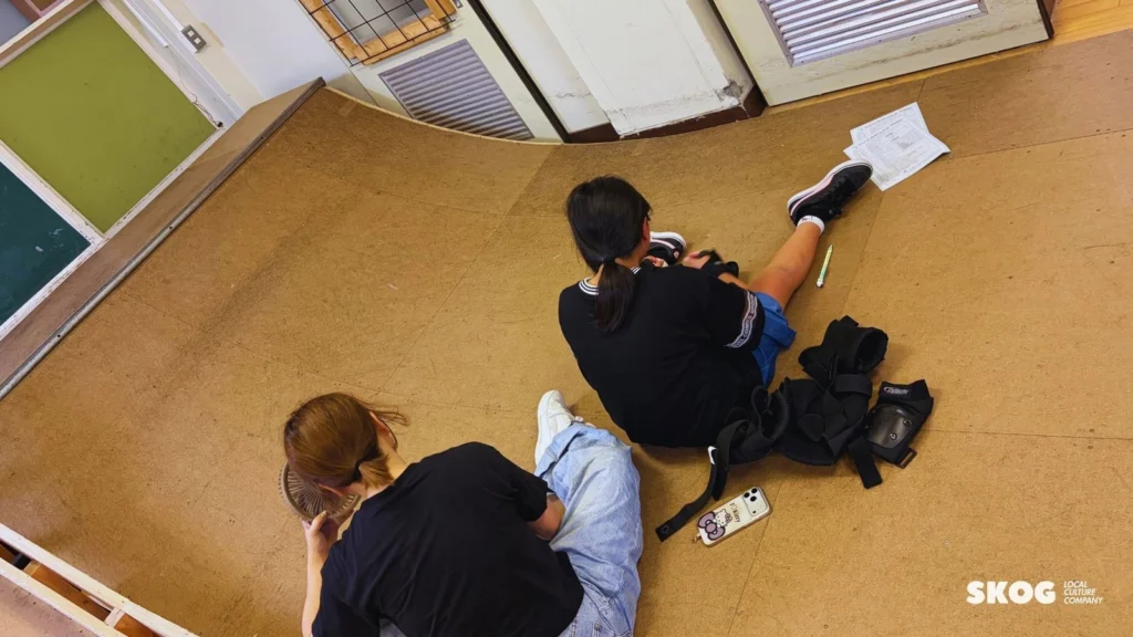 ランプの上に座って、アンケートに記入する参加者