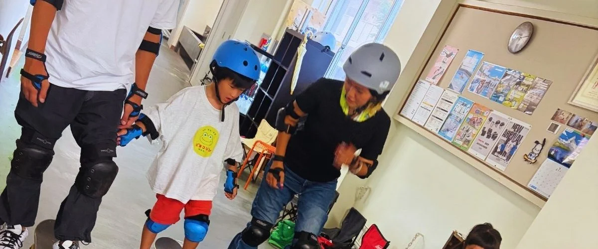 ヘルメットとプロテクターを着けて、親子でスケートボードの上に立つ練習（FAMILY SKATEBOARDING・2026年9月29日）